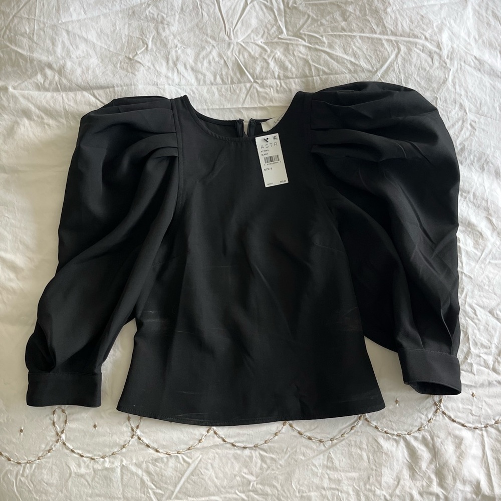 ASTR Black Puff-Sleeve Blouse